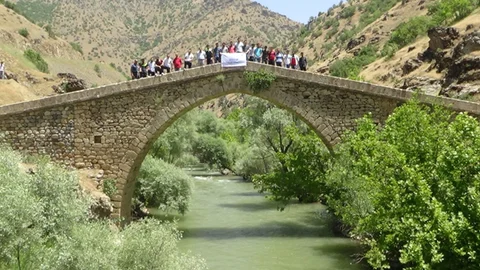 Hakkari'de genç gönüllüler tarihi mekanları keşfediyor