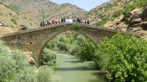 Hakkari'de Gençlik Gönüllüleri Tarihi Mekanları Ziyaret Etti