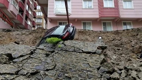 Trabzon'da heyelan: İki otomobil zarar gördü