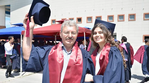 Eskişehir'de baba ve kızı birlikte mezuniyet heyecanı yaşadı