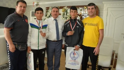 Erzurum'da eskrimciler madalya ile döndü