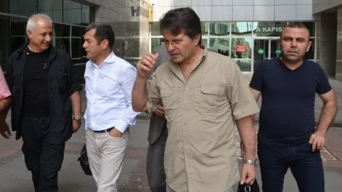 Mersin'de gazetecilere yasa dışı dinleme yapıldığı iddiası gündeme geldi. 123 kişinin dinlendiği soruşturma kapsamında, emniyet mensuplarının yanı sıra gazetecilerin de dinlendiği belirlendi.