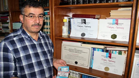 Kayseri'de İmam Hatip olan Osman Çamur, 5. üniversitesinden diplomasını alarak toplam diploma sayısını 7'ye çıkarmaya hazırlanıyor.