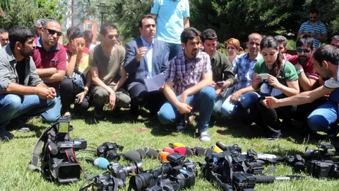 Diyarbakır'da gazeteciler, meslektaşlarına yapılan saldırıları kınamak amacıyla toplandı.