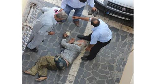 Şanlıurfa'da hayırseverlerin yardım teklifine direnen bir adam