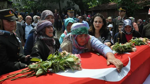 Şanlıurfa'da şehit düşen Uzman Onbaşı Tayfun Meşe, Balıkesir'de son yolculuğuna uğurlandı.
