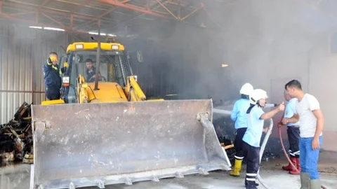 Yangına kepçeli müdahale!