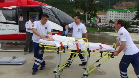 Giresun'da saç tokası yutan 1 yaşındaki Ali, ambulans helikopterle Rize'ye götürüldü.