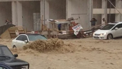 Ankara'da sel suları araçları sürükledi