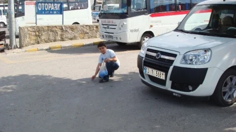 Burhaniye'de genç bir öğrenciden örnek davranış