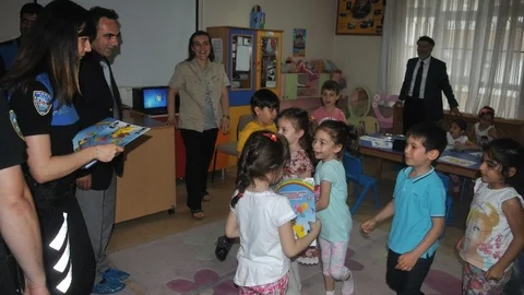 Bursa'da çocuklara boyama kitabı ve hediyeler dağıtıldı