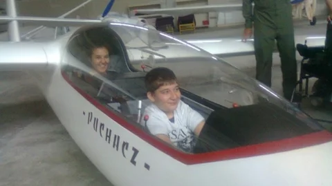 Bilecik'te engelliler derneği üyeleri havacılık eğitim merkezini gezdi