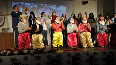 Kula'da İngilizce tiyatro oyunu sahnelendi
