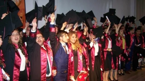 Beyşehir'de İşletme Fakültesi mezunlarını uğurladı