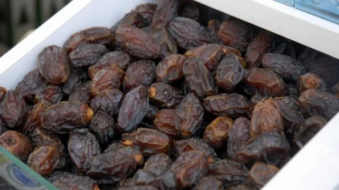 Eskişehir'de Ramazan öncesi hurma tezgahları açıldı