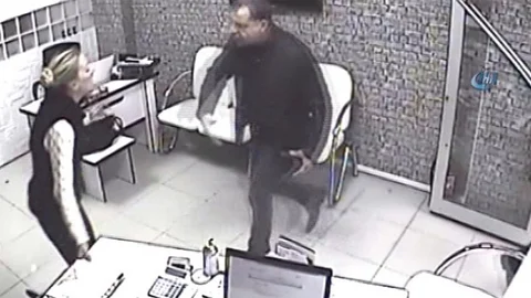 Karşıyaka'da CHP'li Meclis Üyesi işyeri bastı