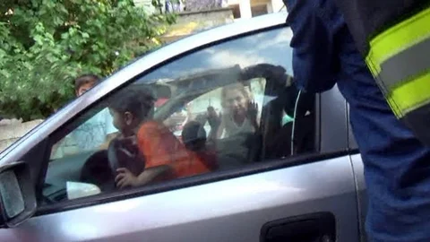 Adıyaman'da iki çocuk otomobilde mahsur kaldı