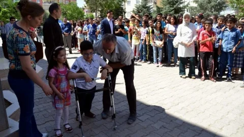 Siirt'te karne heyecanı, engelli iki öğrenciyle paylaşıldı