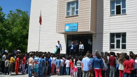 Bitlis'te Öğrenciler Karnelerini Aldı