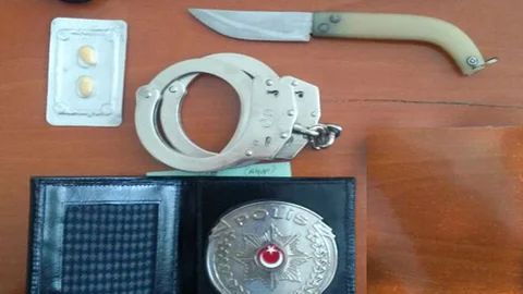 Adana'da sahte polis rozetiyle adliyeye girmek isteyen bir kişi yakalandı.