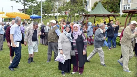 Başkentli yaşlılar Akçakoca Tatil Kampı’nda eğlenceli bir tatil geçiriyor