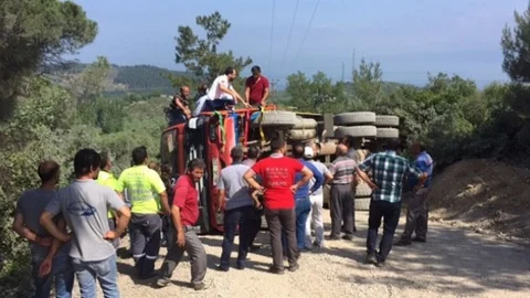 Bursa Mudanya'da bozuk yolda kamyon devrildi