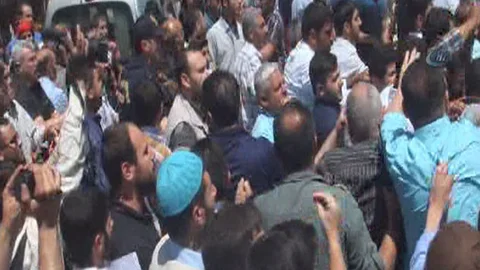 Şanlıurfa'da gıyabi cenaze namazında arbede yaşandı.