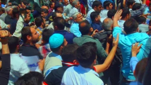 Şanlıurfa'da İhya Der Başkanı Aytaç Baran için gıyabi cenaze namazı öncesinde arbede yaşandı.