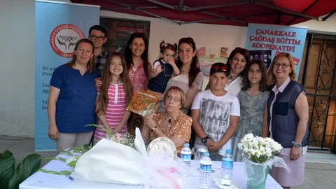 Çanakkale'de çocuk kitapları yazarı Serpil Ural, imza günü etkinliği düzenledi.