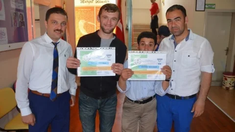 Engelli öğrenciler karne sevinçlerini paylaştı