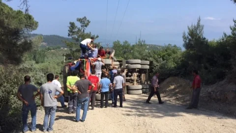 Mudanya'da kamyon devrildi