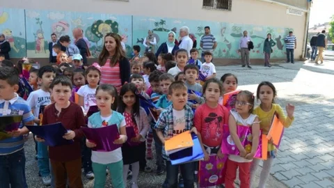 Kula'da 7 bin 801 öğrenci karne alarak yaz tatiline başladı
