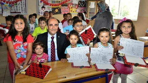 Bursa'da Karnelerini Alan Öğrenciler Mutlu