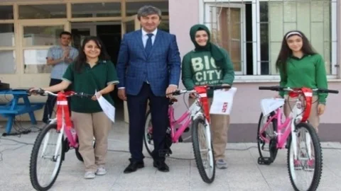 Bolu Seben'de Mezun Öğrencilere Bisiklet Hediye Edildi