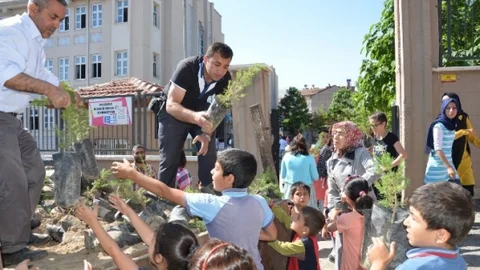 Malatya'da karne alan öğrencilere fidan hediye edildi