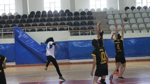 Malatya'da Suriyeli bayanlar ve yerel hentbolcular dostluk maçı yaptı.
