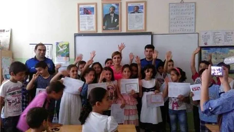 Gaziantep’in Nizip ilçesinde öğrenciler karnelerini polislerden aldı.