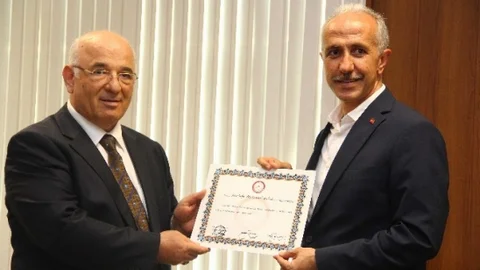 Mersin'de AK Parti milletvekilleri mazbatalarını aldı