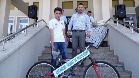 Gölbaşı'nda TEOG birincisine bisiklet verildi