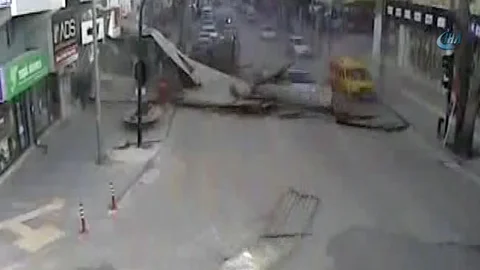 Isparta'da çatı düşmesi sonucu 2 kişi yaralandı