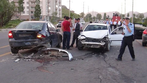 Bitlis'te cenaze konvoyu kaza yaptı