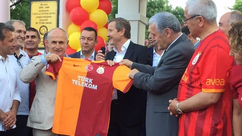 Büyükçekmece'de Galatasaray bayrağı anıta asıldı