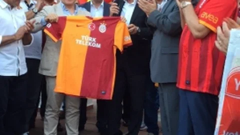 Büyükçekmece'de Galatasaray Bayrağı Dalgalandı