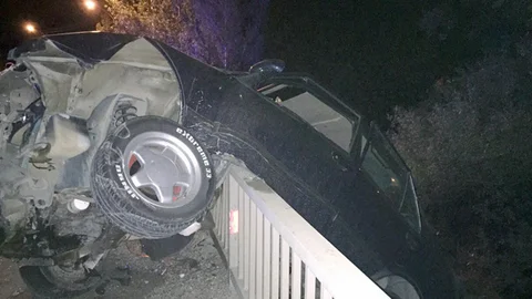 Gümüşhane'de köprü korkuluklarına çarpan otomobil Harşit Çayı'na uçtu, 1 kişi hayatını kaybetti, 2 kişi yaralandı.