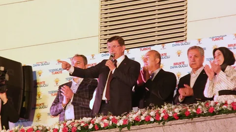 Bülent Arınç, Başbakan Ahmet Davutoğlu'nun balkon konuşması sırasında yüzünün asık olmasının nedenini açıkladı.