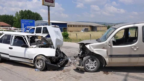 Bursa'nın İnegöl ilçesinde kazada 3 kişi yaralandı.