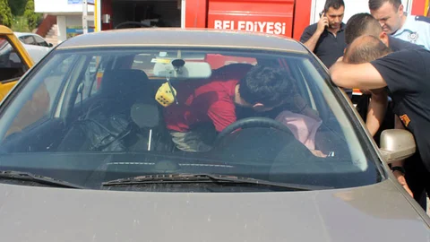 Zonguldak'ta sıcak hava nedeniyle otomobilinde mahsur kalan genç, polis ekiplerini harekete geçirdi.