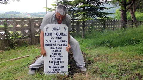 Bartın'da kaybolan ağabeyi için mezar taşı hazırlayan Şaban Sağlamdal, aile bireylerine tepki gösterdi.