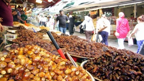 Bursa'da Ramazan Tezgahları Hurma İle Dolduruldu