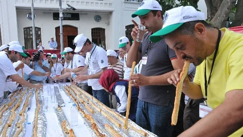 Bursa'da düzenlenen börek yeme yarışması büyük ilgi gördü.